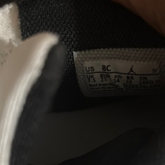 Jordan sneakers toddler size 8 - Picture 5 of 5